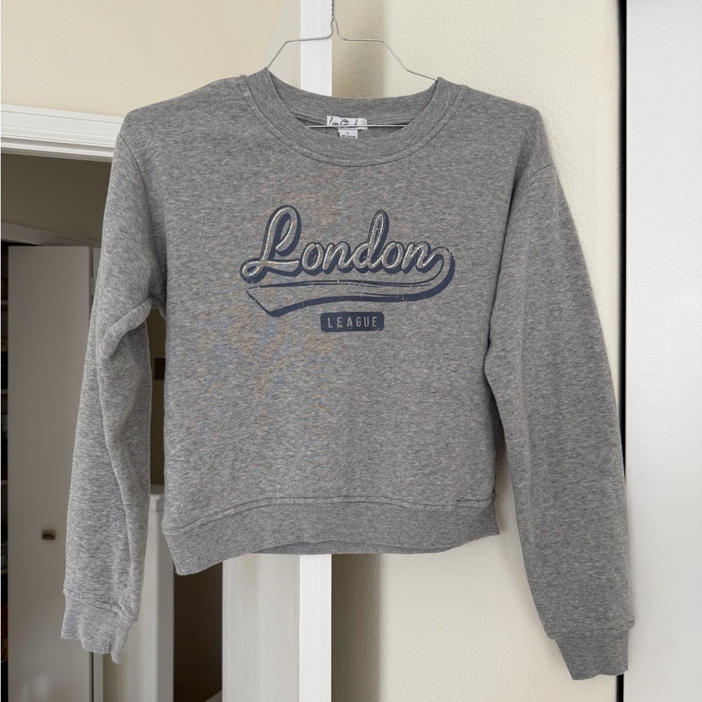 Long sleeve cropped sweatshirt. Girls L